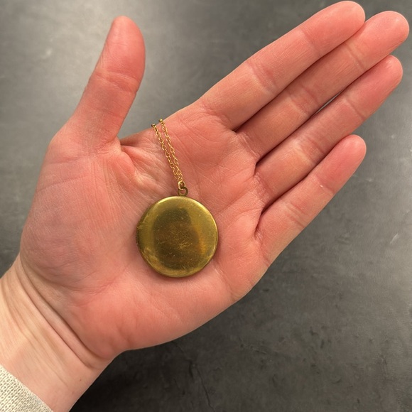 Locket - Picture 2 of 3